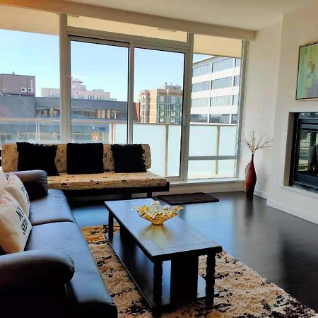 Waterfalls Hotel - Suite In Falls Downtown With Pool فكتوريا المظهر الخارجي الصورة