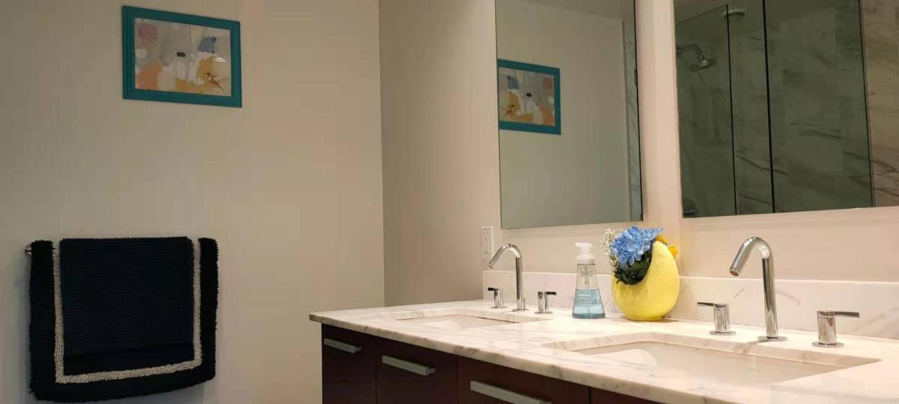 Waterfalls Hotel - Suite In Falls Downtown With Pool فكتوريا المظهر الخارجي الصورة