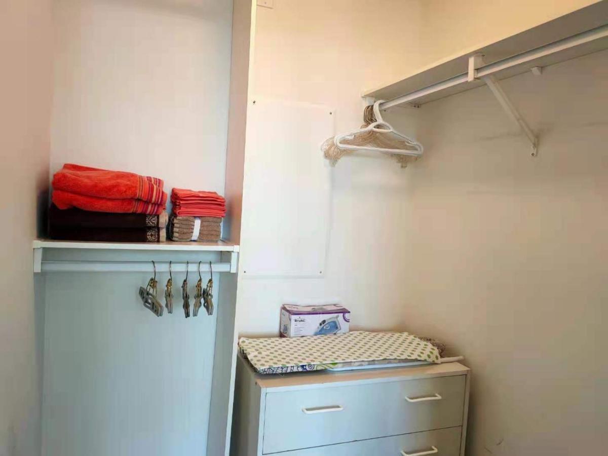 Waterfalls Hotel - Suite In Falls Downtown With Pool فكتوريا المظهر الخارجي الصورة