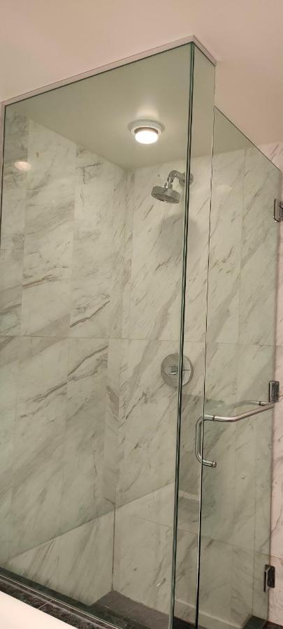 Waterfalls Hotel - Suite In Falls Downtown With Pool فكتوريا المظهر الخارجي الصورة