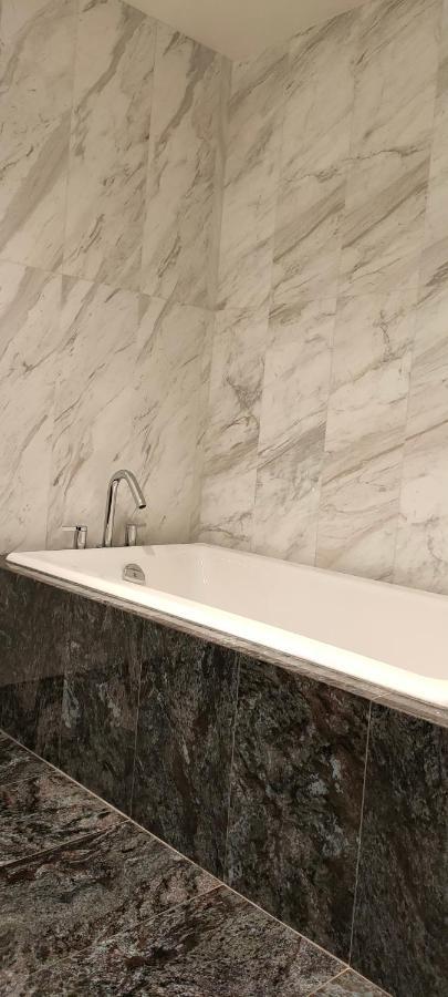 Waterfalls Hotel - Suite In Falls Downtown With Pool فكتوريا المظهر الخارجي الصورة