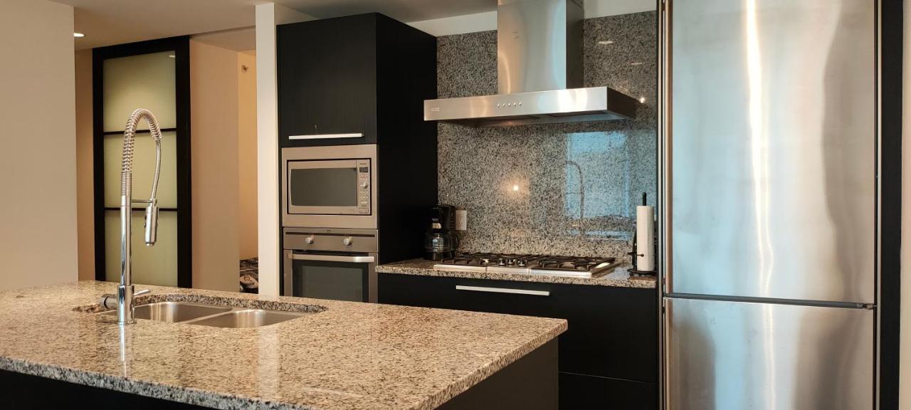 Waterfalls Hotel - Suite In Falls Downtown With Pool فكتوريا المظهر الخارجي الصورة