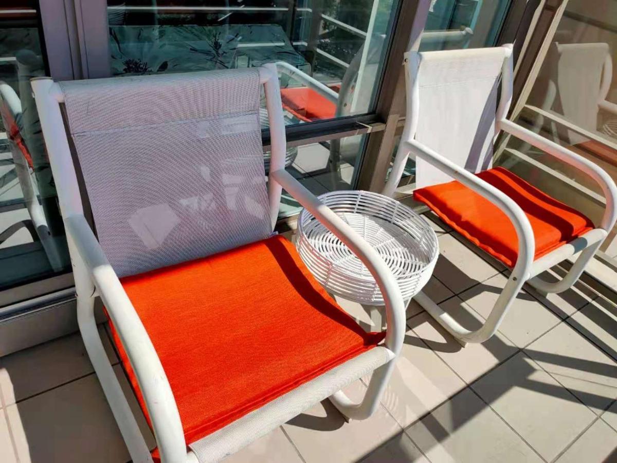 Waterfalls Hotel - Suite In Falls Downtown With Pool فكتوريا المظهر الخارجي الصورة